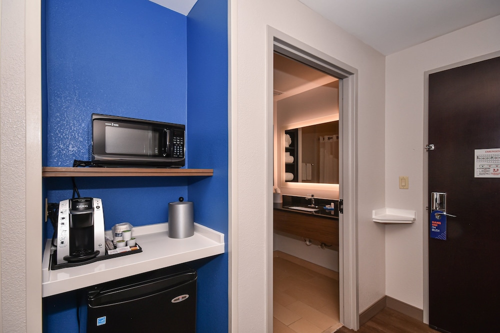 Standard Room, 2 Queen Beds - Photo 1