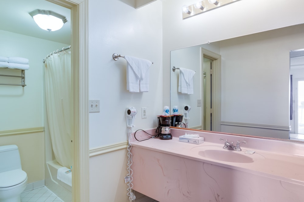 Basic Single Room, 1 King Bed, Harbor View photo 3