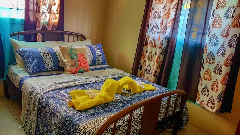 Basic House, 2 Queen Beds, Non Smoking photo 3