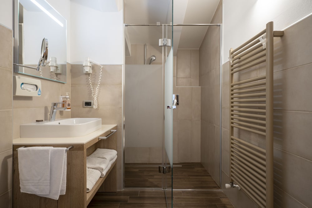 Superior Double or Twin Room - Photo 5