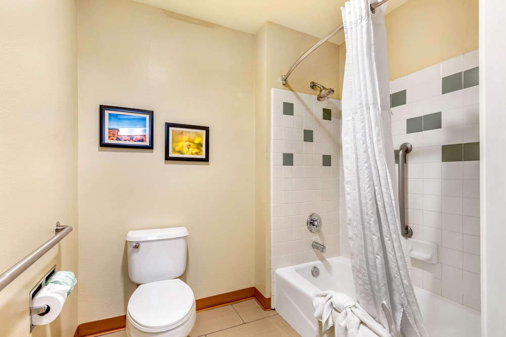 Room, 2 Queen Beds, Accessible, Non Smoking (Accessible Tub) - Photo 4