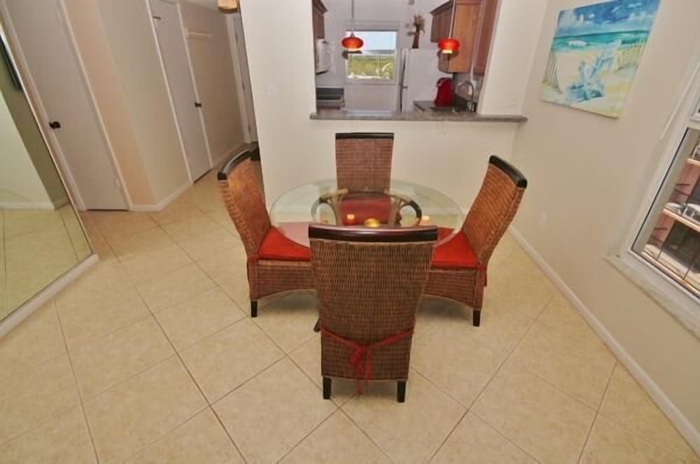 Condo, 2 Bedrooms, Beachside