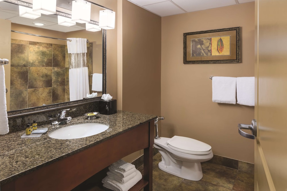 Deluxe Room, Multiple Beds, Non Smoking - Photo 6