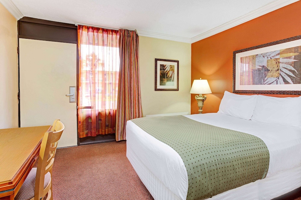 Deluxe Room, 1 King Bed with Sofa bed, Pool View photo 1