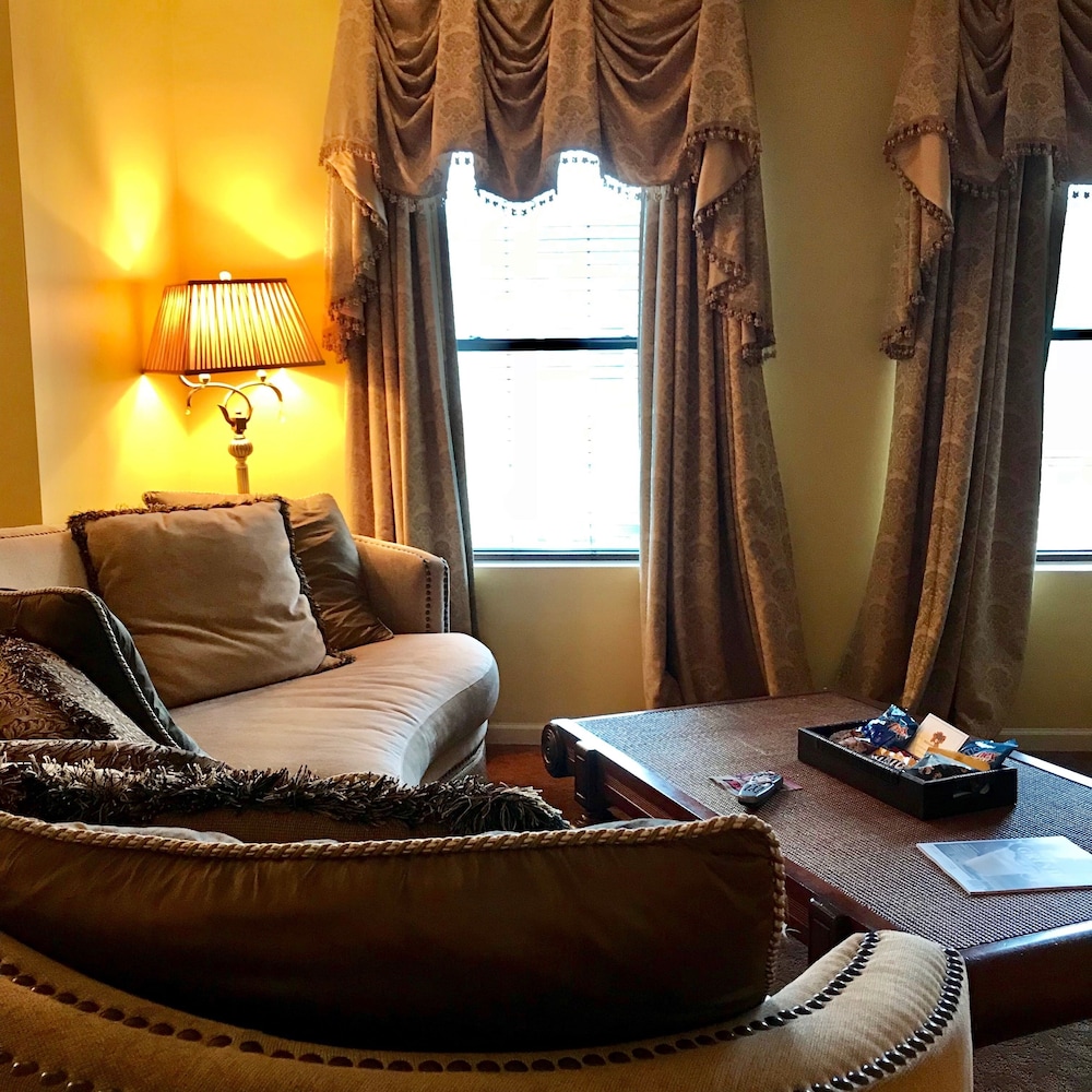 Signature Suite, 1 King Bed photo 2