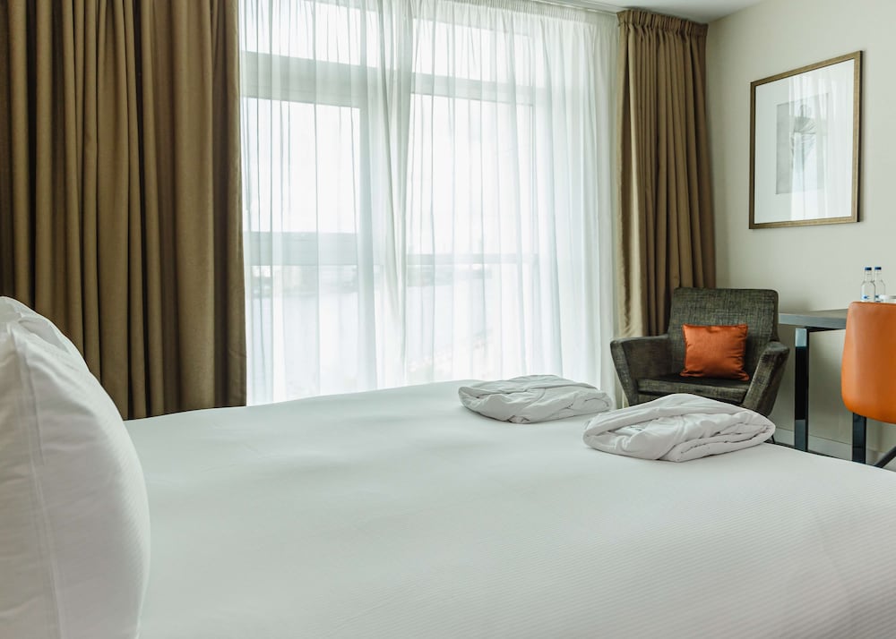 Deluxe Room, 1 Queen Bed (Water View) thumbnail 6