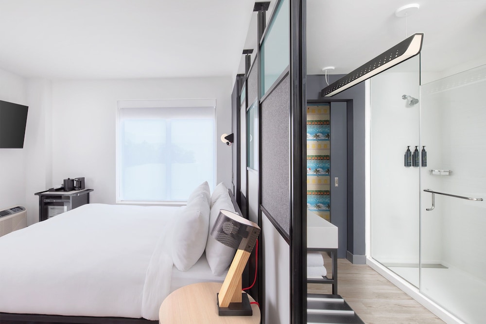 Room, 1 King Bed, Balcony (Mobility Accessible, Tub) - Photo 7