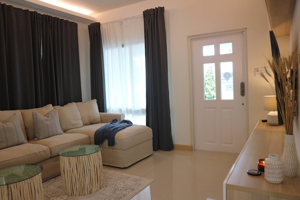 House, 4 Bedrooms, Smoking, Balcony