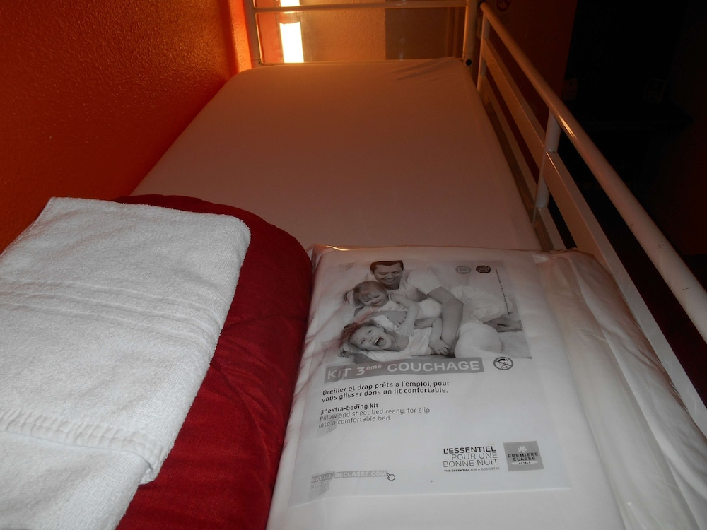 Standard Room, 3 Twin Beds - Photo 8