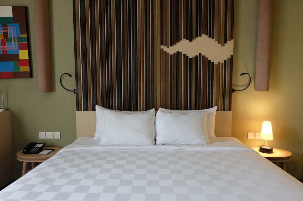 Deluxe Room, 1 King Bed photo 2