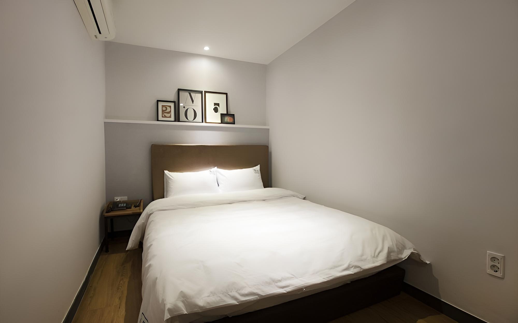 Room (Standard double premium hotel bedding) photo 2