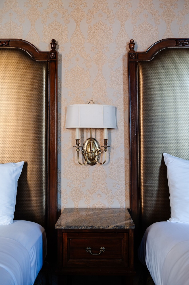 Double Queen Room (24/7 Front Desk) - Photo 18