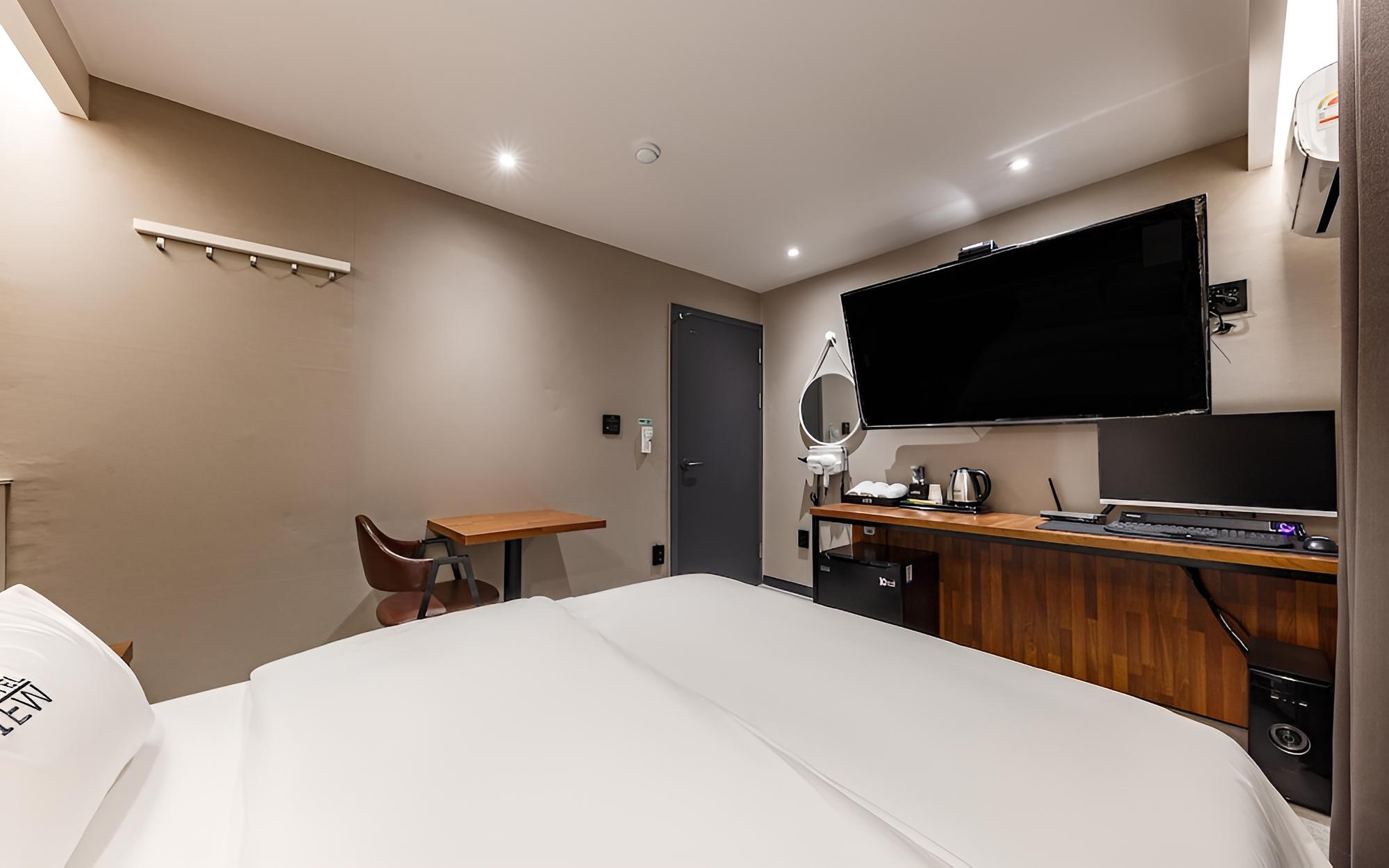 Room (Standard non-smoking room (65" l) - Photo 5