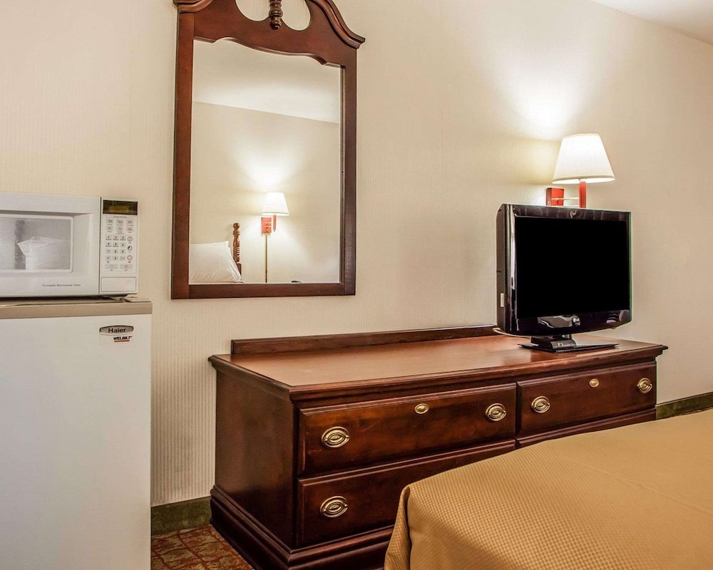 Standard Room, 1 King Bed, Non Smoking - Photo 10