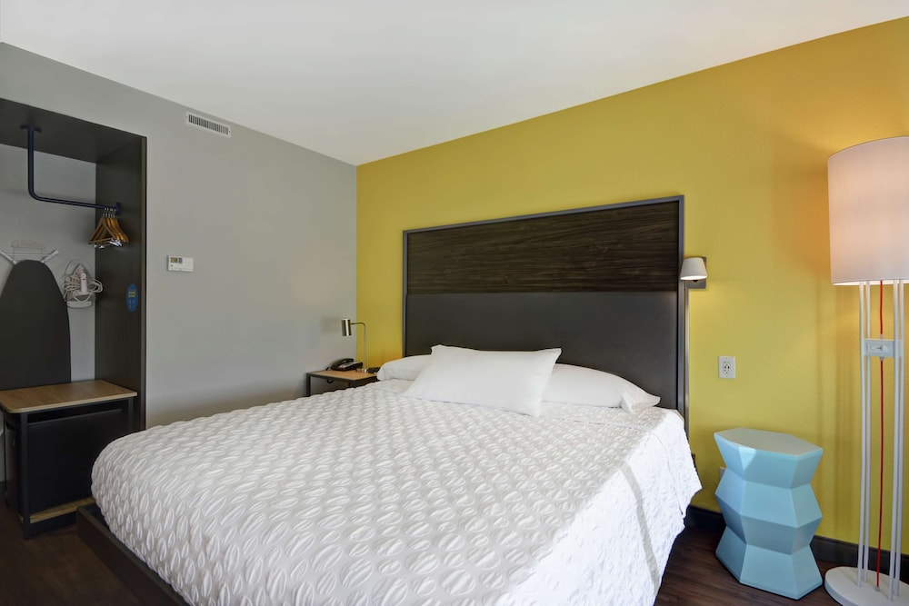 Room, 1 King Bed photo 3