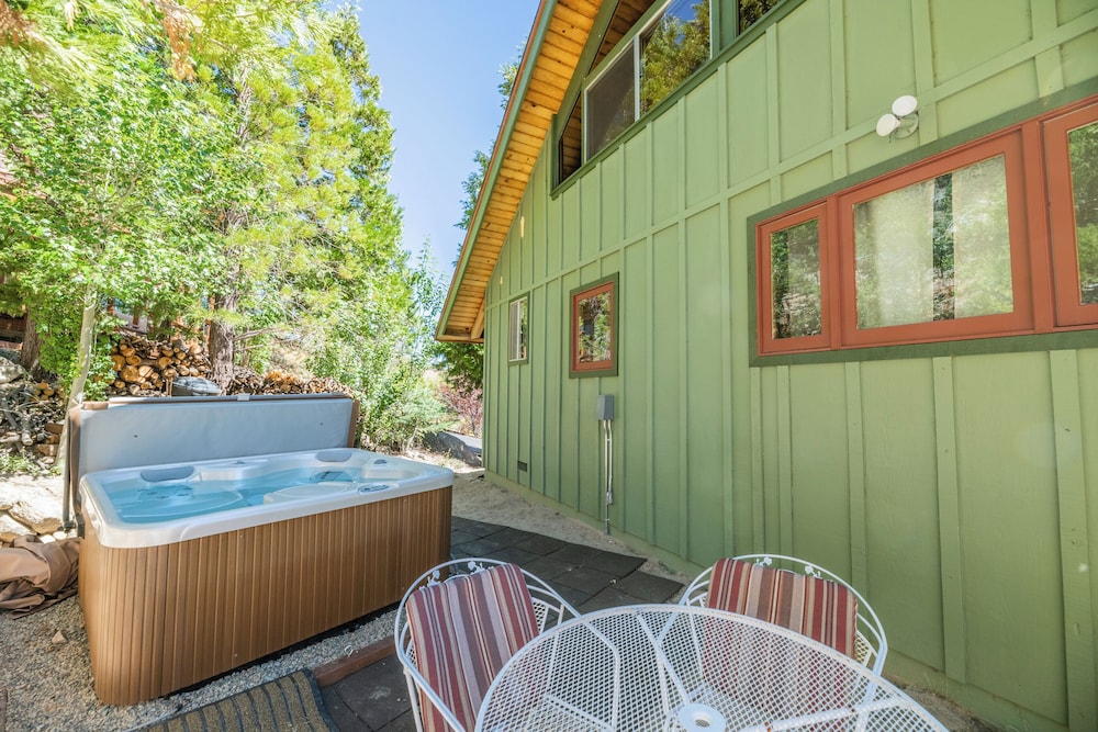 Cabin, Multiple Beds, Hot Tub, Mountain View photo 3