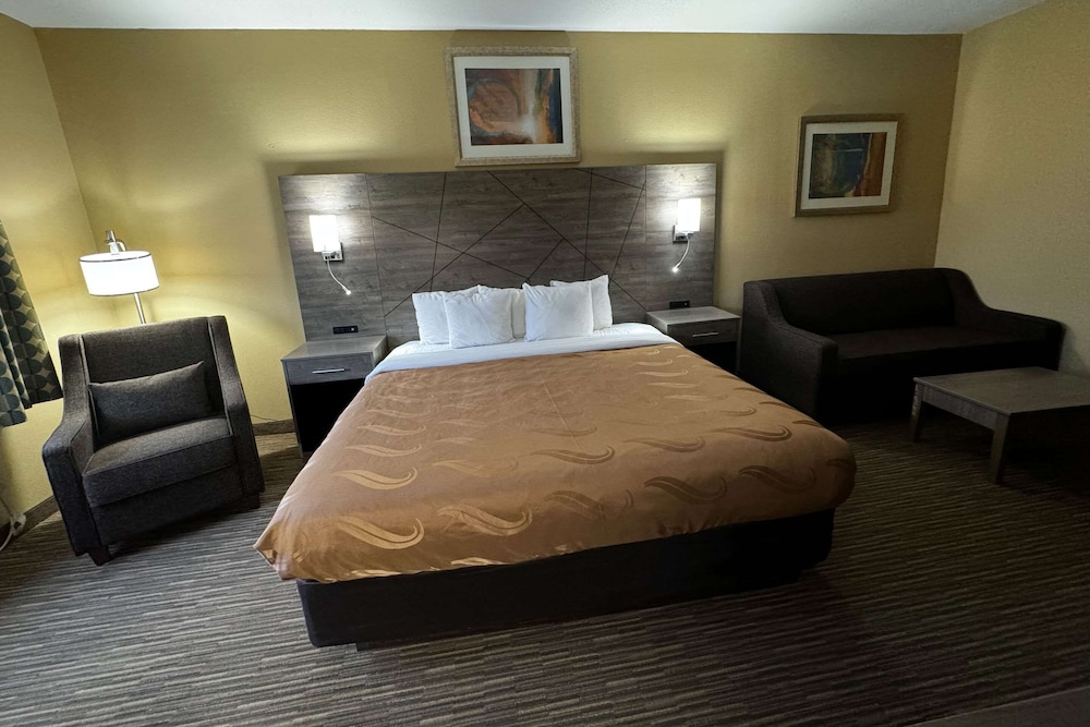 Standard Room, 1 King Bed, Non Smoking photo 3