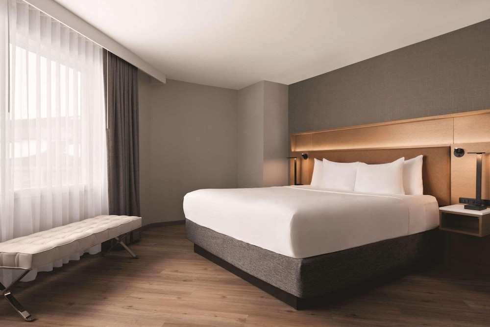 Premium Room, 1 King Bed, Non Smoking, Tower photo 1