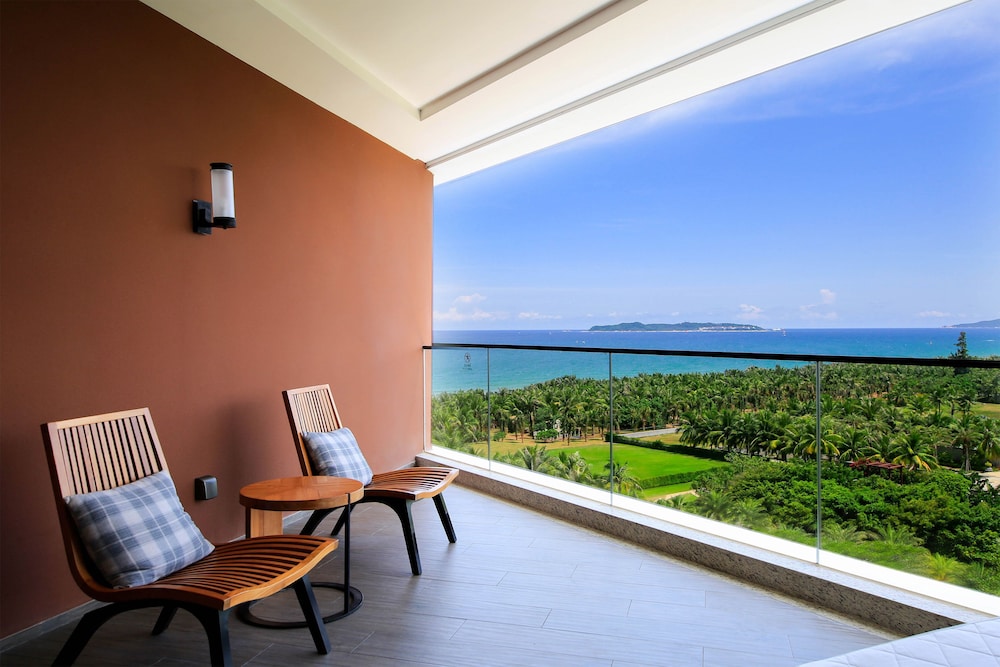 1 King Bed Standard Ocean View
