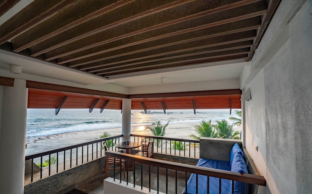 Deluxe King Ocean View with Balcony - Discounts (10% on Food and Beverage, 15% on SPA) photo 2