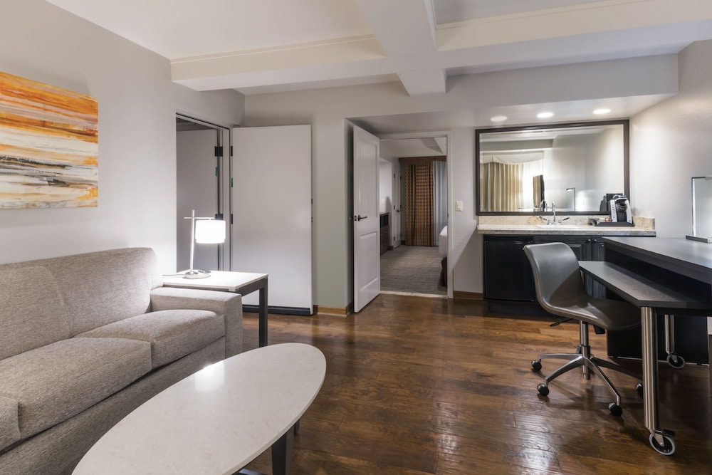 Suite, 2 Bedrooms (Living Area) - Photo 1