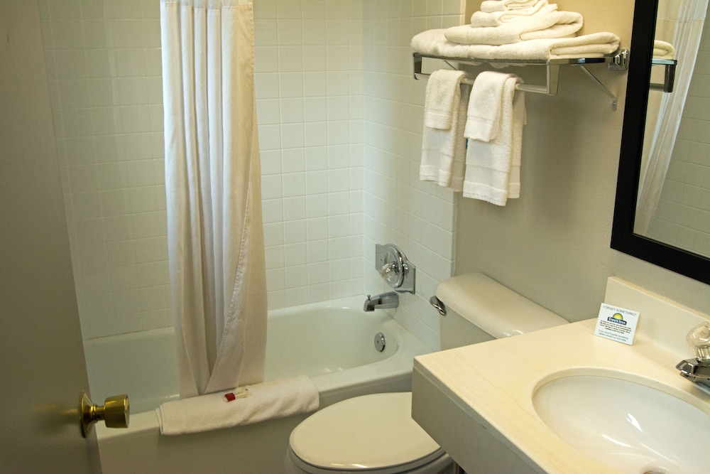 Standard Room, 1 Queen Bed - Photo 6