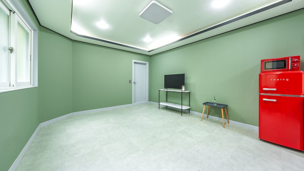 Basic Room, 1 Bedroom (White 1 (Mountain View))