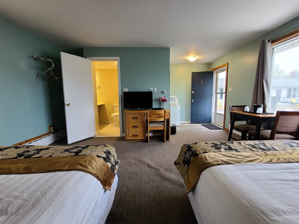 Standard Room, 2 Double Beds photo 3