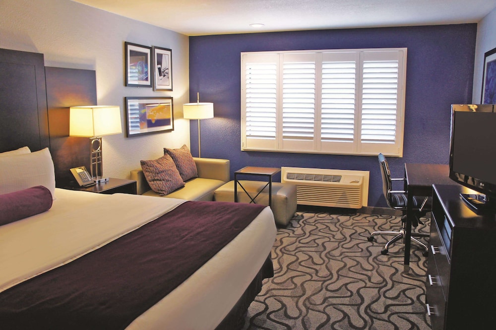Room, 1 King Bed, Accessible (Mobility/Hearing Impaired Accessible) - Photo 1