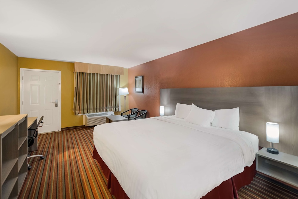 Standard Room, 1 King Bed, Smoking, Refrigerator & Microwave - Photo 4