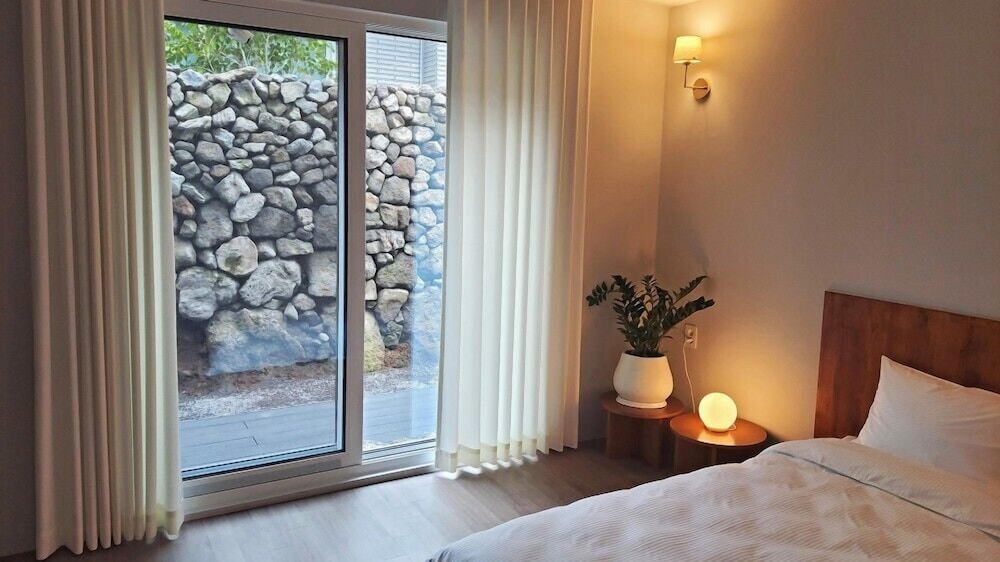 房间 (JEJU E.KYUNG B)