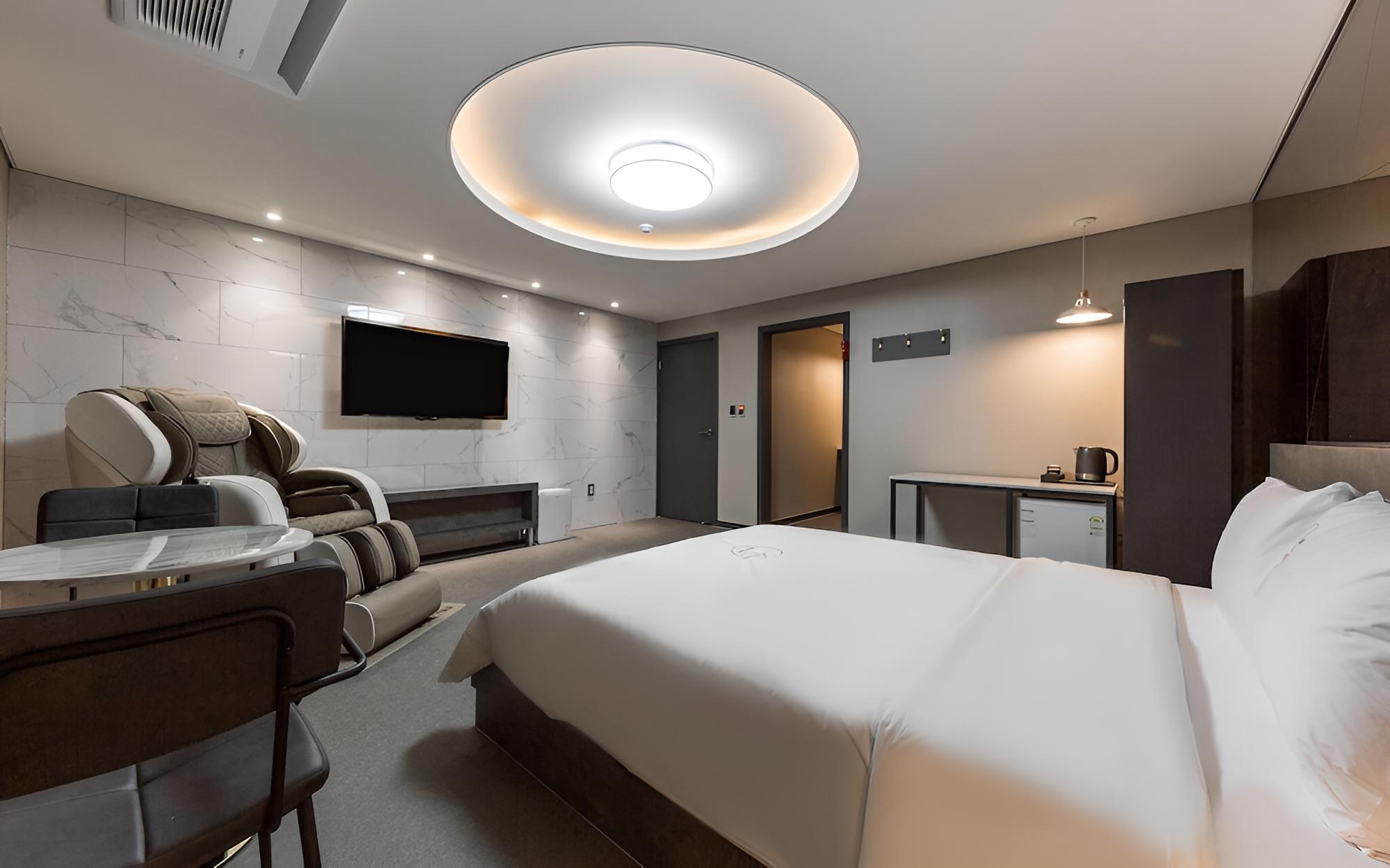 Room (VIP (Netflix available air purifier s) - Photo 5