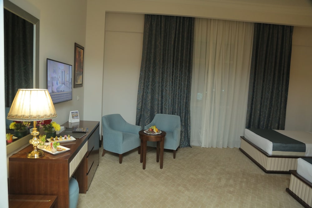 Deluxe Room, 2 Twin Beds, Pool View thumbnail 6