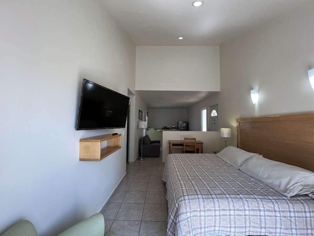 Superior Suite, 1 King Bed, Kitchen photo 1