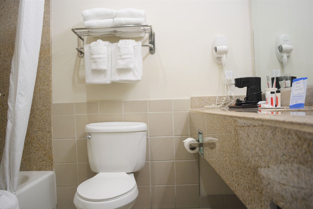 Room, Multiple Beds, Non Smoking - Photo 6