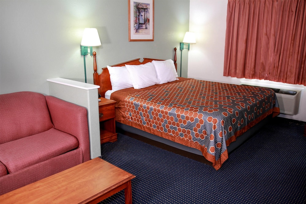 Room, 1 King Bed, Non Smoking - Photo 4