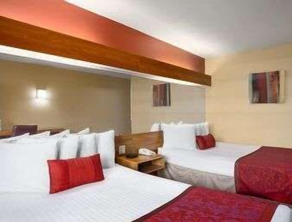 Room, 2 Queen Beds, Accessible, Non Smoking (Roll-in shower) - Photo 3