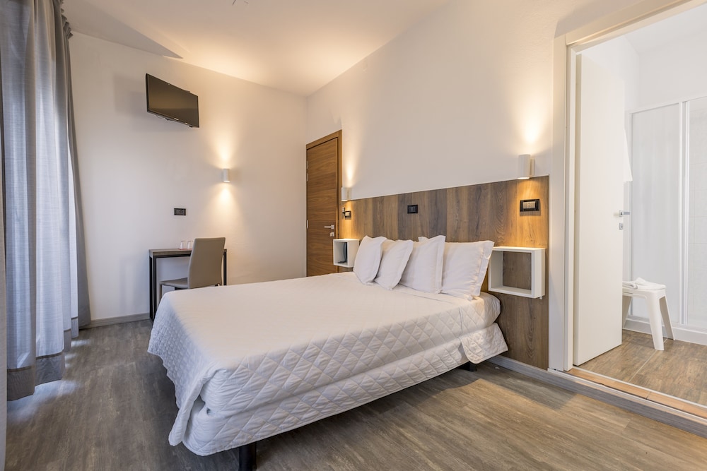 Quadruple Room, Partial Sea View photo 3