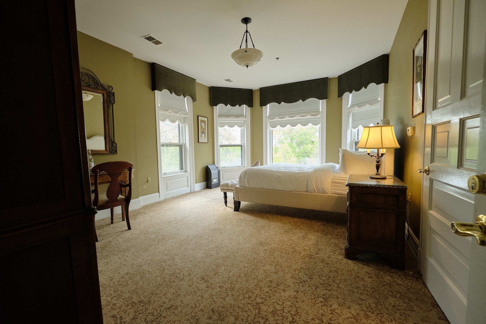 Two Queen Suite - Photo 9