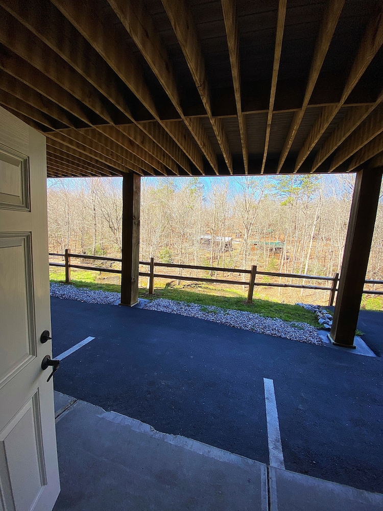102 Queen Bed, Non Smoking, Pet Friendly