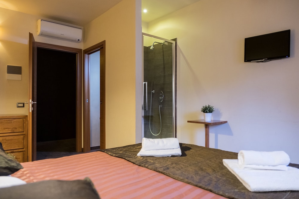 Standard Room, 1 Queen Bed photo 2
