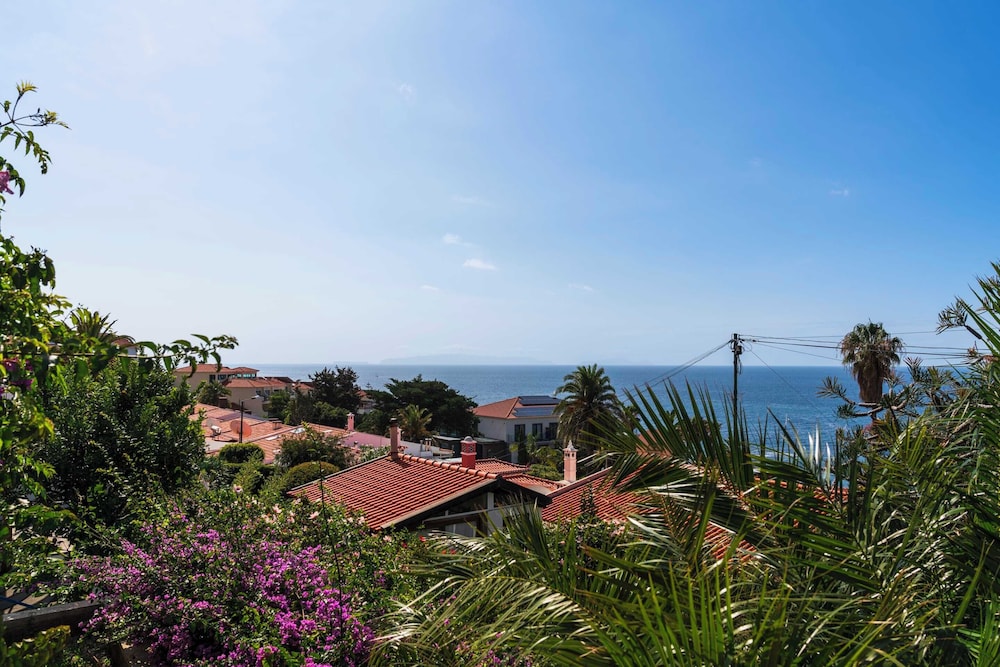 Basic House, 1 Queen Bed with Sofa bed, Sea View photo 2