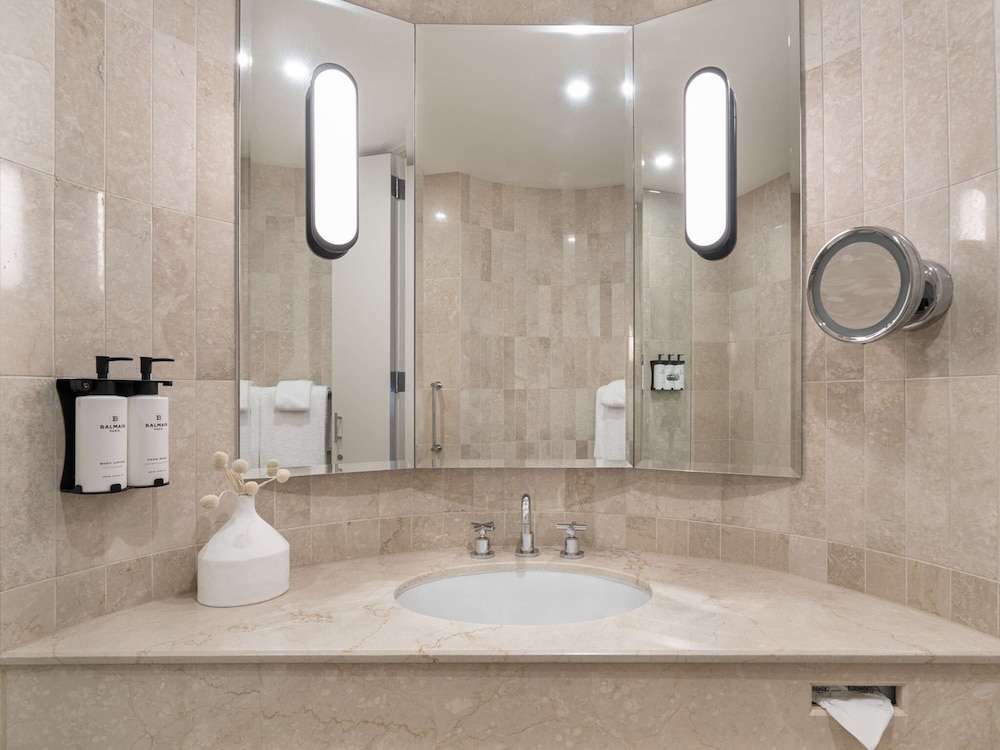 Luxury Double Room, 2 Double Beds, Club Lounge Access thumbnail 5