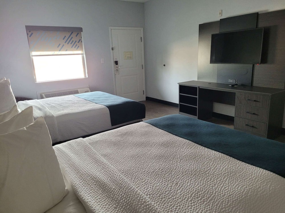 Standard Room, 2 Queen Beds, Non Smoking photo 2