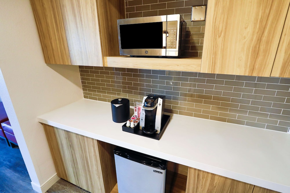 Junior Suite, Accessible (King Bed with Murphy Bed, Hearing) - Photo 4