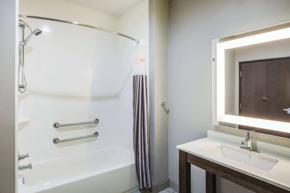 Room, 2 Queen Beds, Accessible, Non Smoking (Mobility Accessible) photo 2