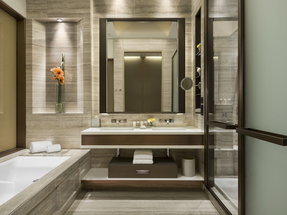 Deluxe Olympian King Room