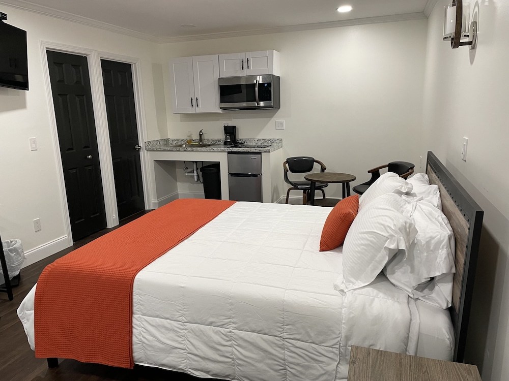 Classic Studio, 1 Queen Bed, Non Smoking photo 1
