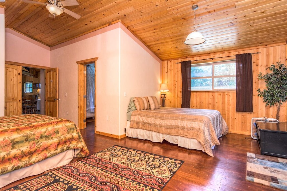 Upstairs Lodge Treetop Suite, 2-Queen Plus Accessory Beds, Full Kitchen photo 1
