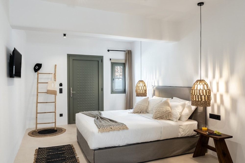 Superior Double Room, 1 Queen Bed, Pool View, Poolside